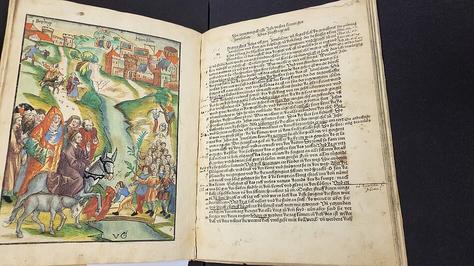  Ein halbes Jahrtausend alt: eine Evangelienharmonie – ein hybrides Werk, das sowohl handschriftliche als auch gedruckte Elemente aufweist.